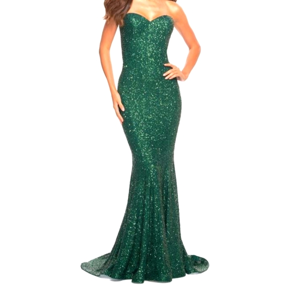 La Femme Dresses & Skirts - La Femme size 14 Emerald sequins Mermaid gown NWT